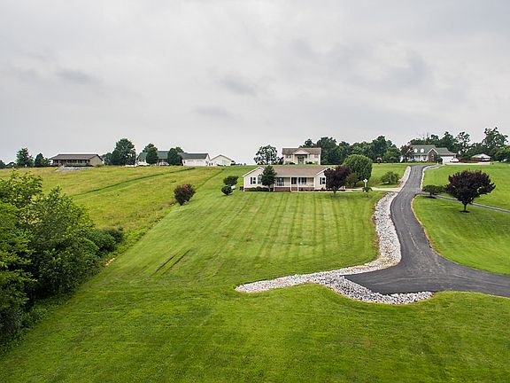 3rd image of 790 Hillcrest Dr