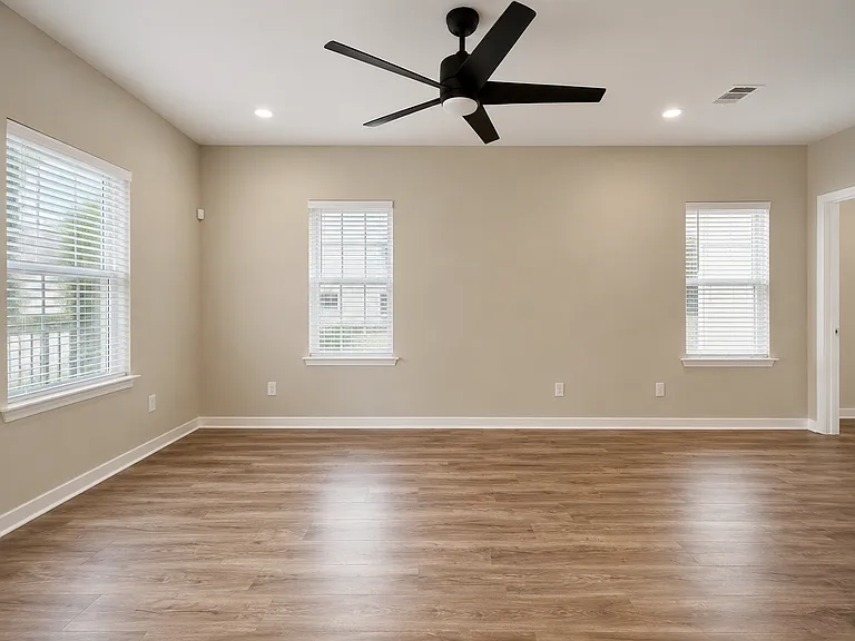 811 Elliott Ave — Photo 3