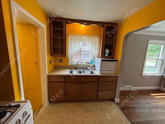 4th image of 630 N Lafayette St