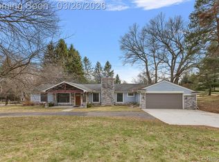 1246 Christian Hills Dr, Rochester Hills, MI 48309