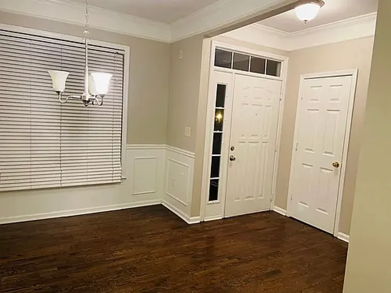 518 Sandringham Dr — Photo 10