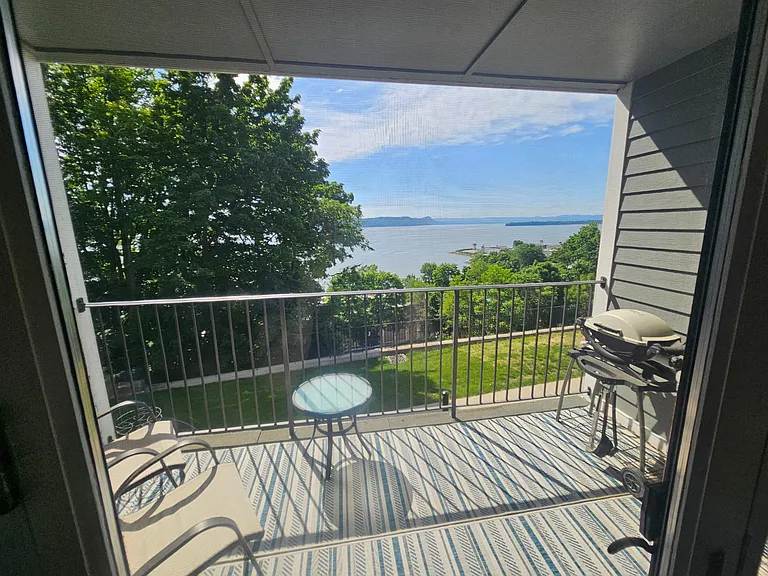 23 Hudson Point Ln — Photo 2