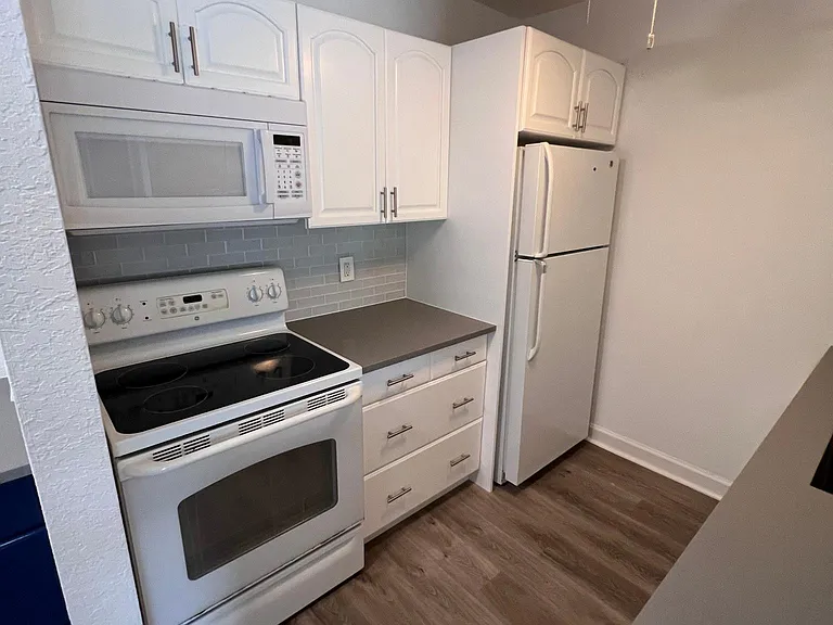 875 NW 13th St #421 — Photo 2