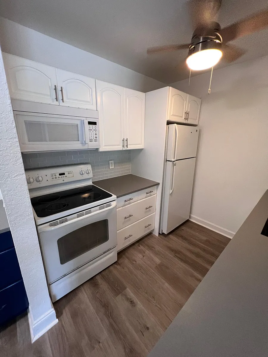 Building Photo - 875 NW 13th St #421