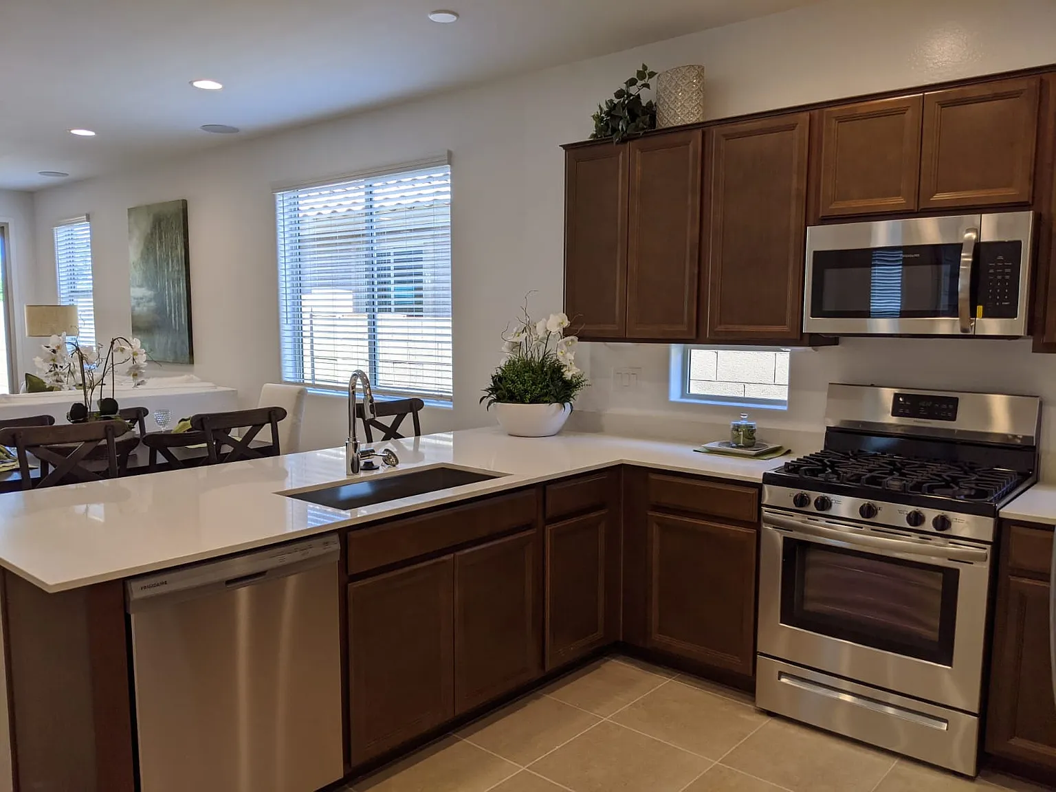 5 bed, 2000 sqft, $2,600 — Photo 4