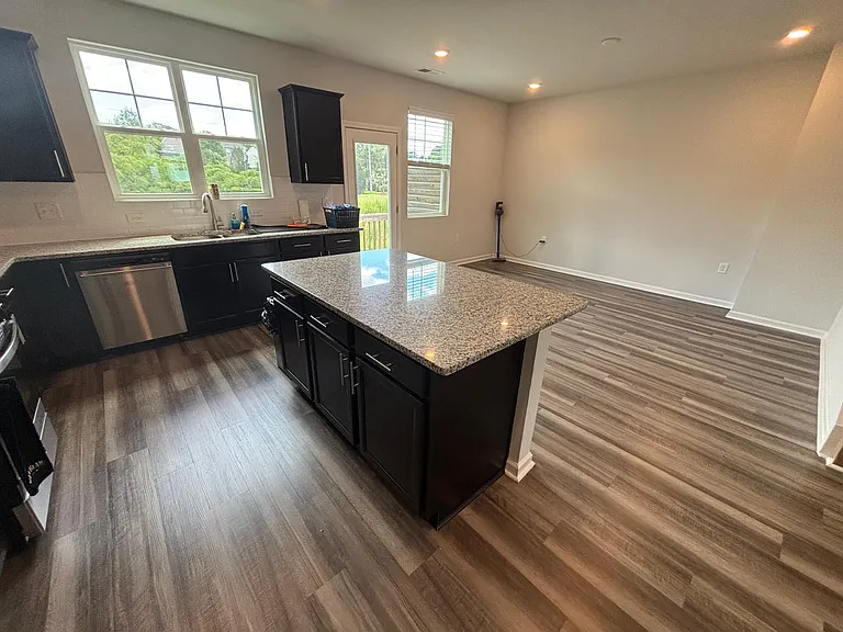 1045 Shoreside Dr — Photo 3