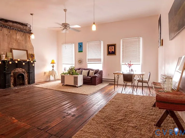 250 N Sycamore St — Photo 1