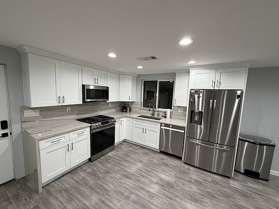 3rd image of 935 E San Jose Ave