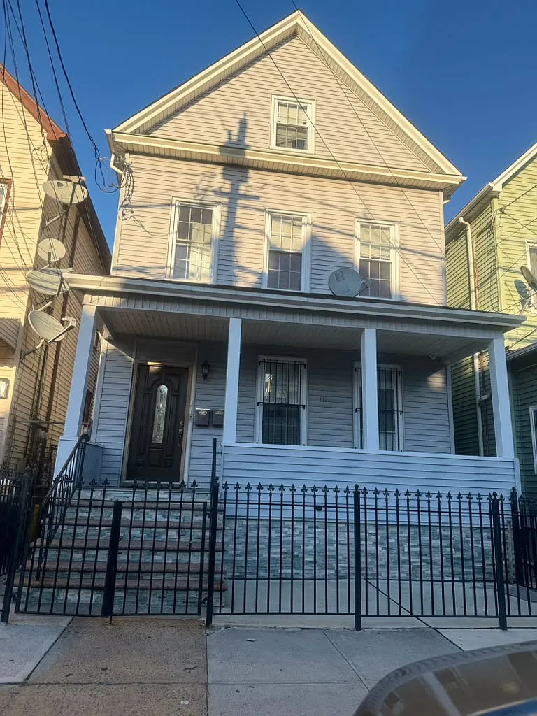 3 bed, $2,700 — Photo 1