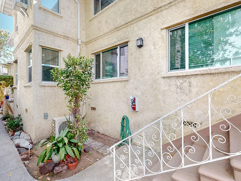 3368 Rowena Ave — Photo 27