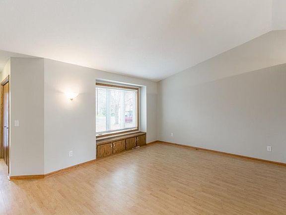 5th image of 9014 Tamarack Ln
