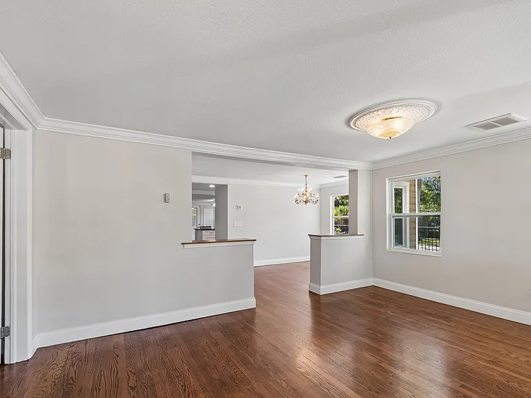 734 Elm St — Photo 4