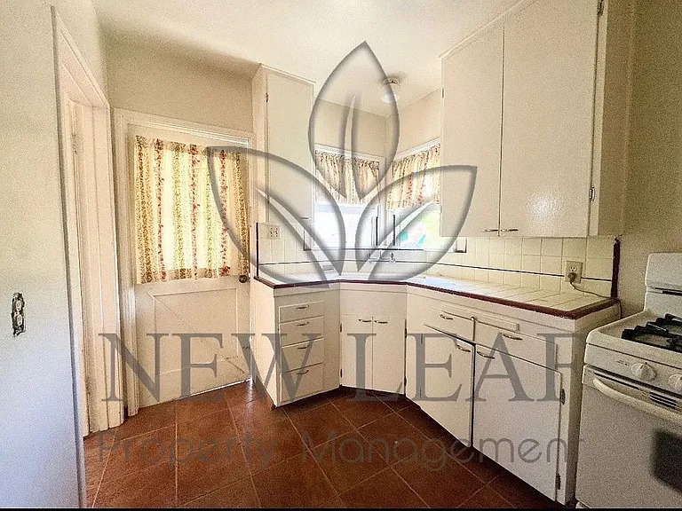232 S Bush St — Photo 4