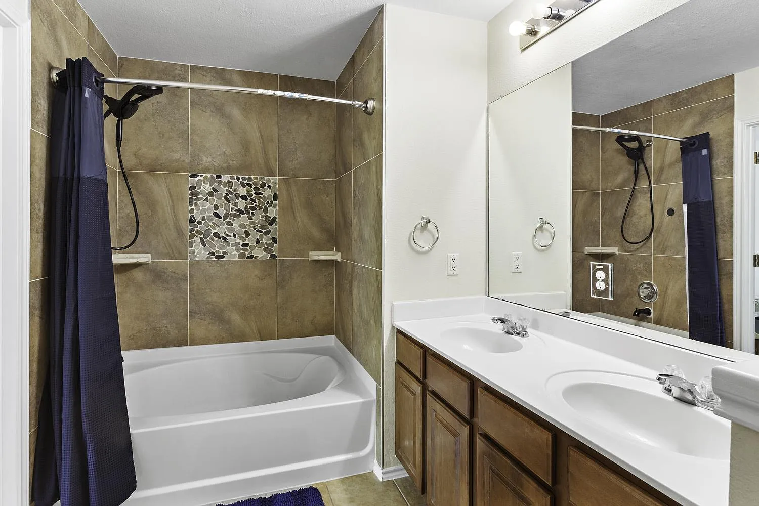 4 bed, 3.0 bath, 2700 sqft, $1,351 — Photo 2