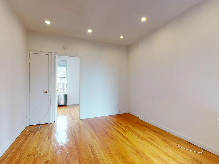 214 E 10th St #22 — Photo 4