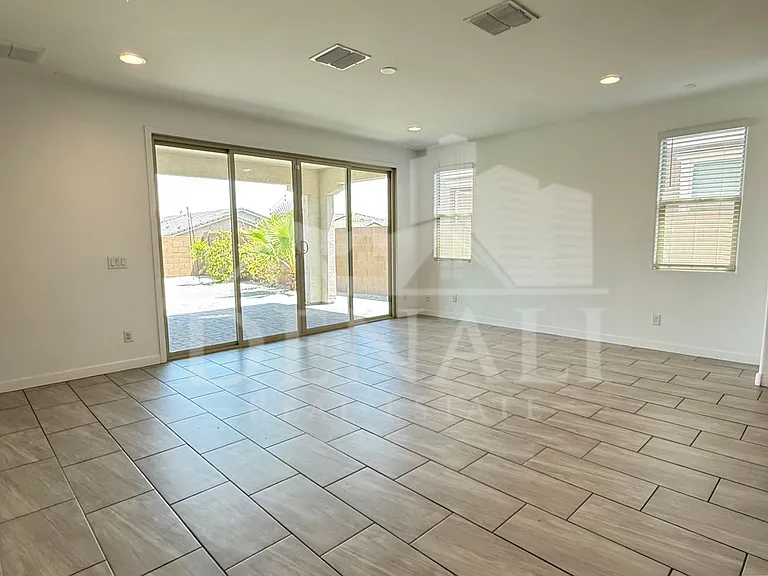 1636 W Estes Way — Photo 3