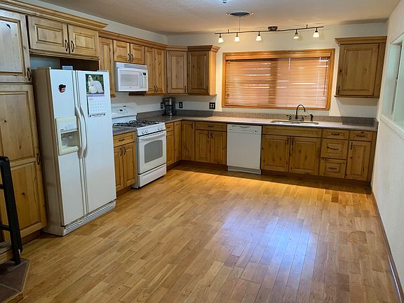 3rd image of 409 Cedar Ave