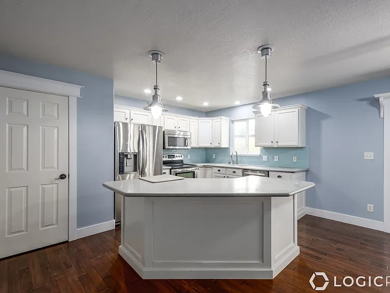 376 W Concord Pl — Photo 10
