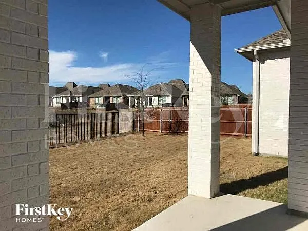 816 Hollett Ct — Photo 10