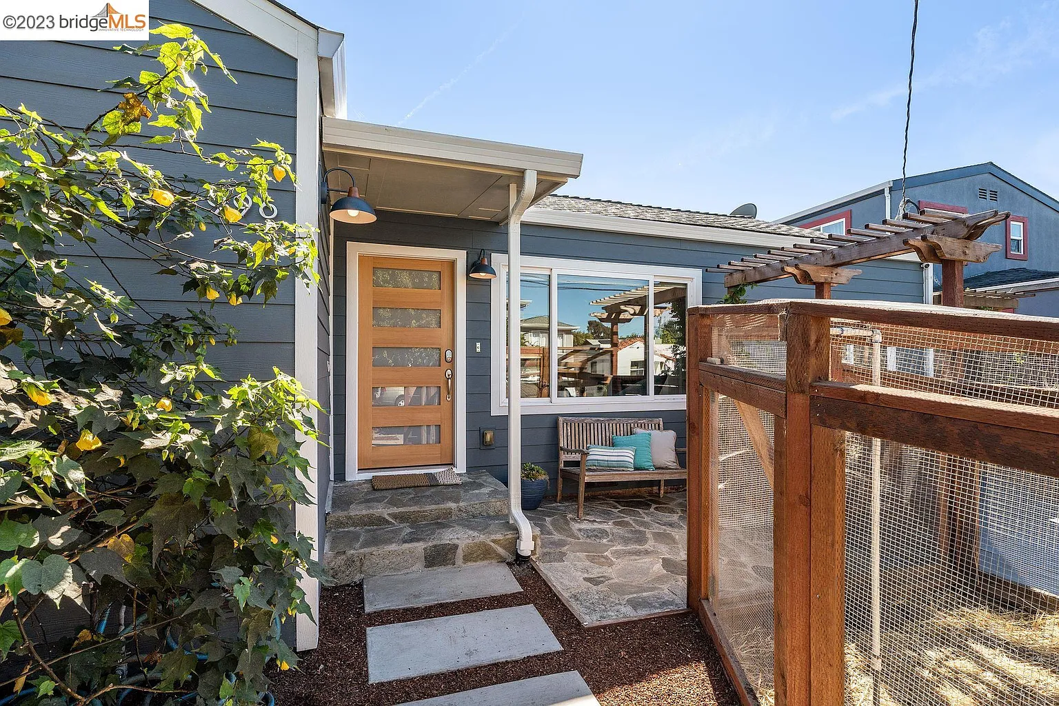 996 Virginia St photo 1