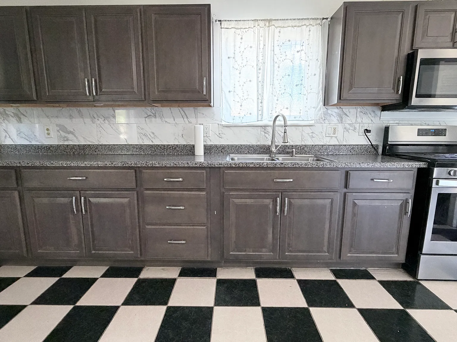 3 bed, 1000 sqft, $1,800 — Photo 4