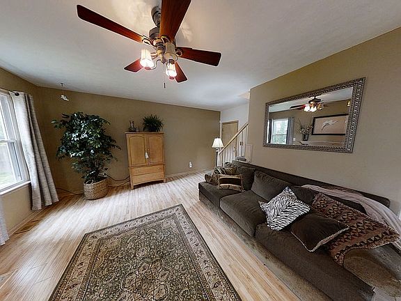 2nd image of 824 Grantham Ln