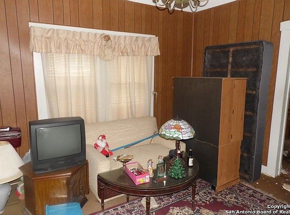 3rd image of 1117 N Navidad St