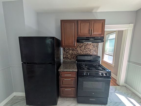 3rd image of 1079 Kossuth St #2A