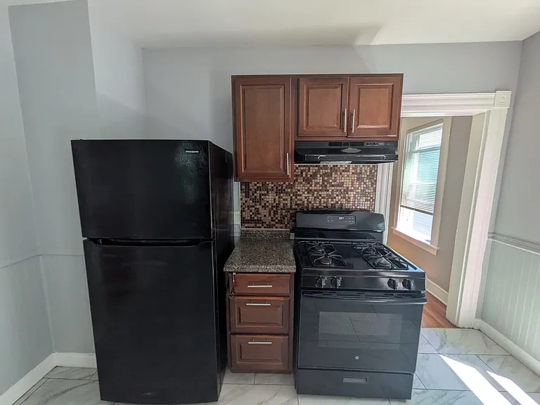 1079 Kossuth St #2A — Photo 3