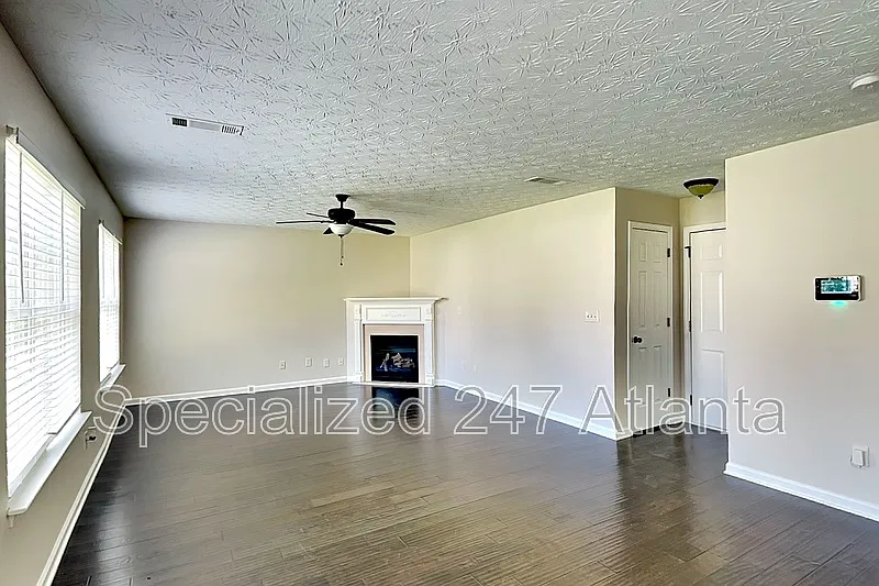 4 bed, 2.5 bath, 2082 sqft, $1,945 — Photo 2