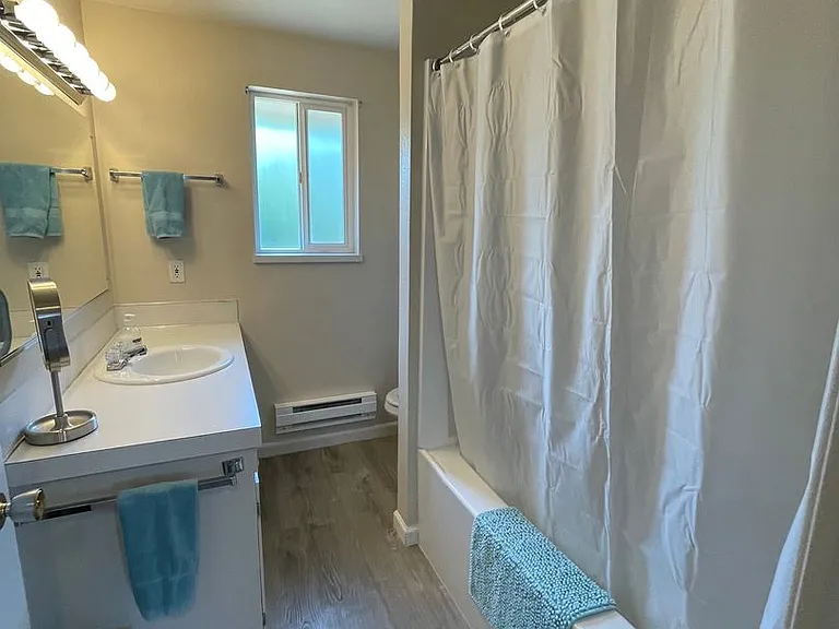219 NE Kettle St — Photo 11