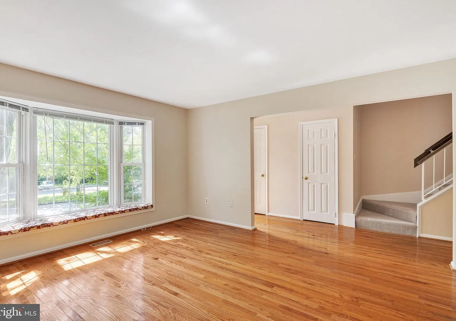 Welcome to an elegant three level townhome in the peaceful Hayfield View community! — Photo 3