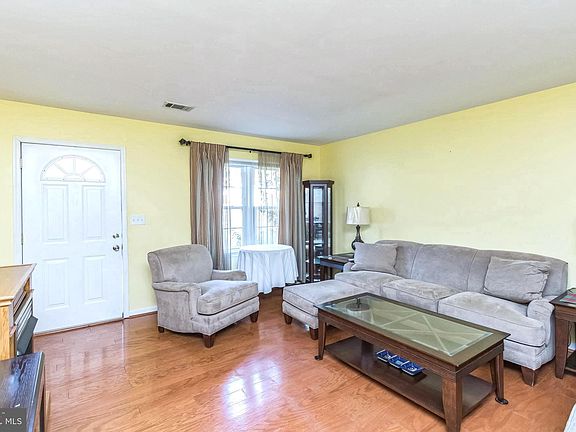3rd image of 6 Linwood Ct