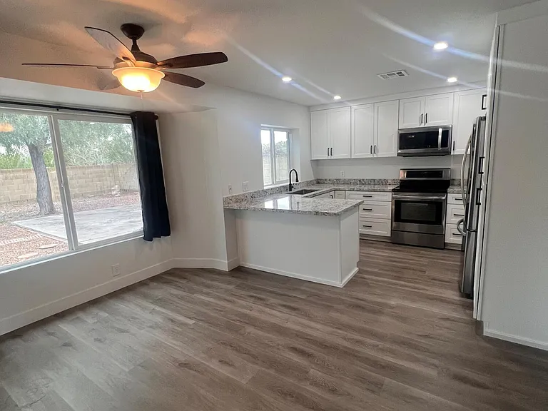6530 S Farmer Ave — Photo 7