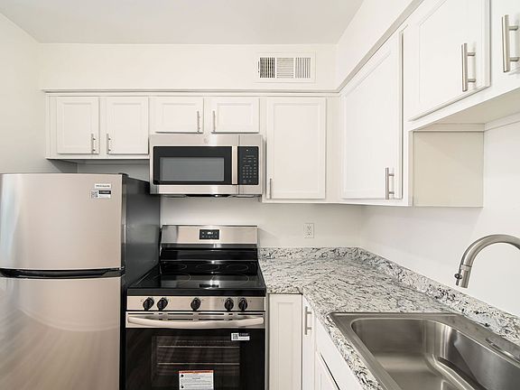 3rd image of 1032 Gill Ct