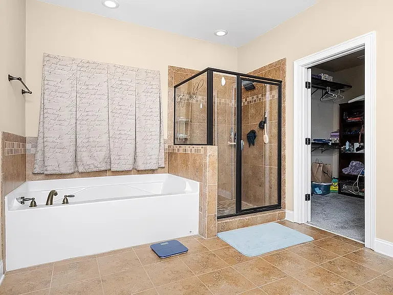 111 Fort Dr — Photo 5