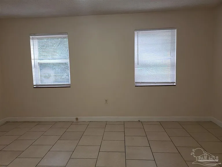 204 Holmes Dr #B — Photo 3