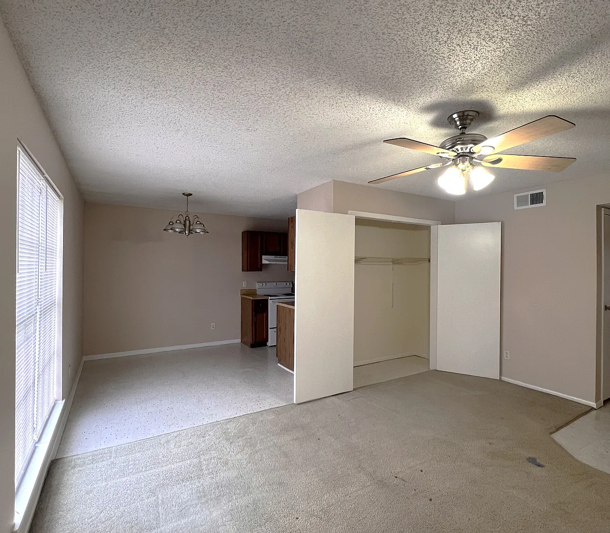 Building Photo - 1903 Jean St #2