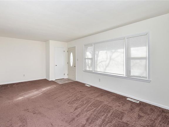 4th image of 5 Eastlawn Dr