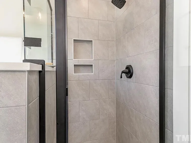 1420 Maplewood Dr #B — Photo 24