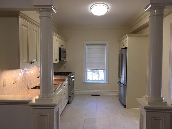 Views to Eat-in Kitchen