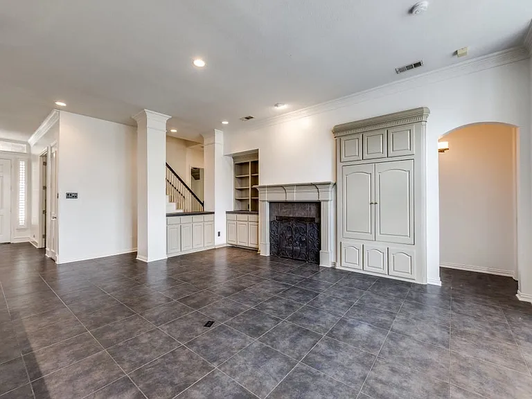 4684 Old Pond Dr — Photo 3