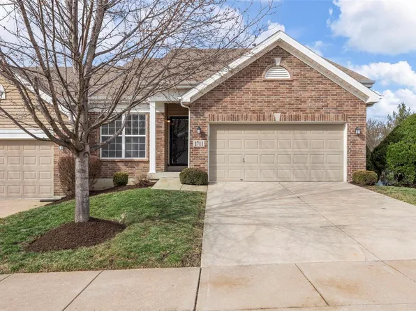 1711 Preston Centre Dr, Fenton, MO 63026