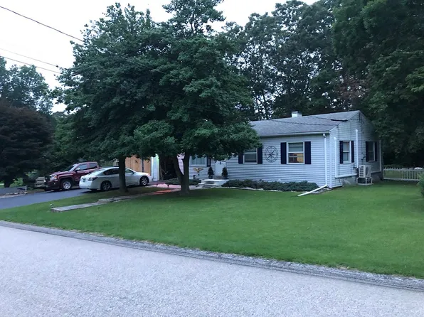 8 Canterbury Rd, Groton, CT 06355