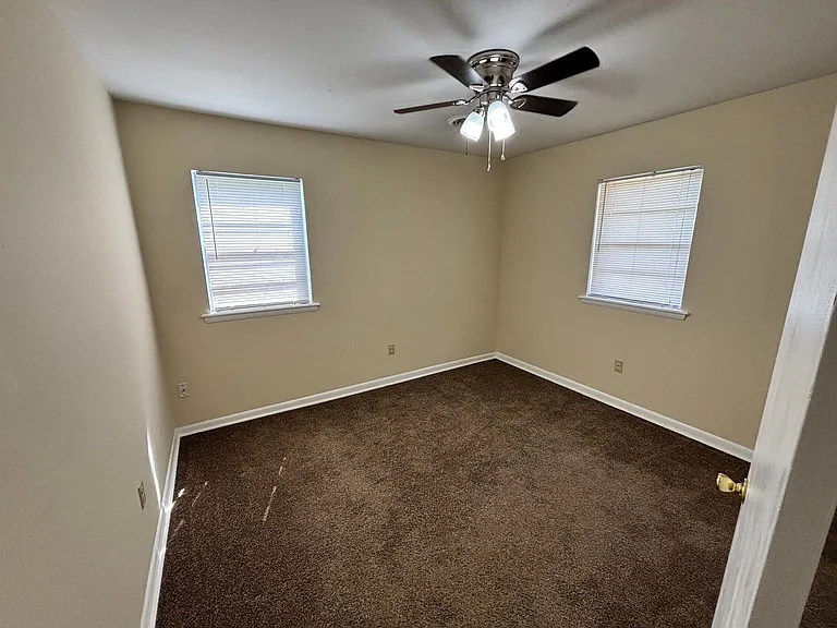 1010 E Main St — Photo 14