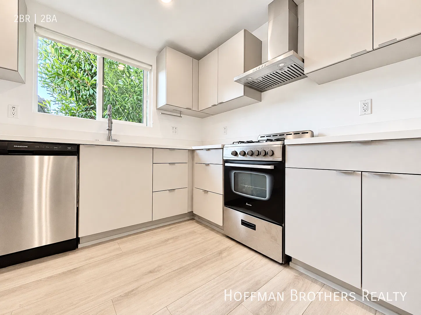 Updated 2br/2ba With In-Unit Laundry, Stainless Steel Appliances & Parking! — Photo 2