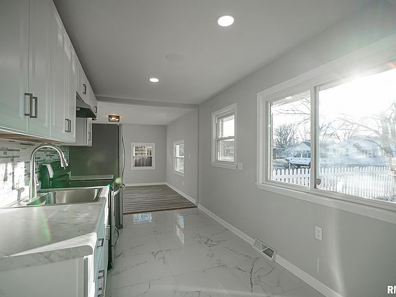 5th image of 1010 Black St