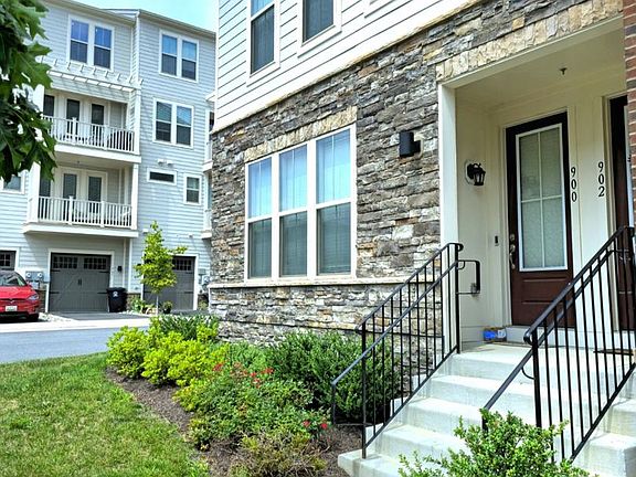 5th image of 902 California Dr NE