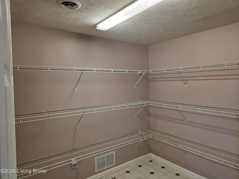 4204 Holly Tree Dr — Photo 35