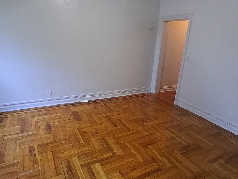 438 52nd St #B8 — Photo 3